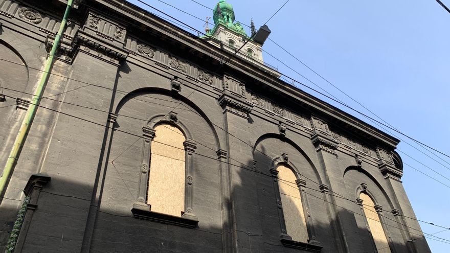 Protección en una de las iglesias del centro de la ciudad de Leópolis, patrimonio mundial de la UNESCO, de un posible ataque ruso a esta ciudad del oeste de Ucrania. EFE/ Olha Kosova