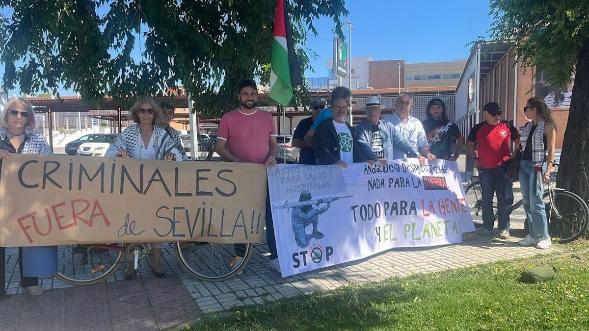 Un grupo de personas se concentró frente a Fibes este martes.