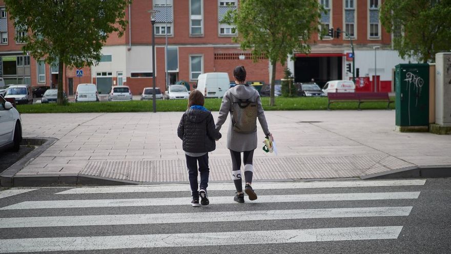 Los paseos de los niños incluyen las zonas verdes y el adulto puede ser un empleado de hogar