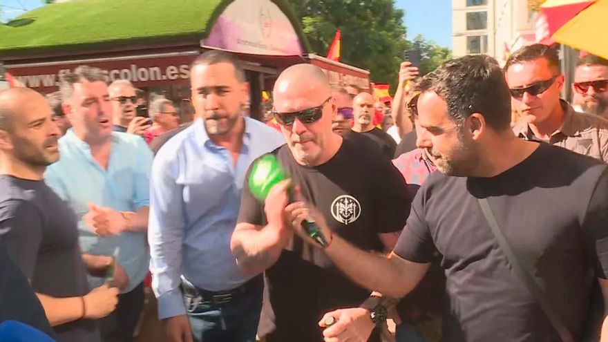 El dueño de Desokupa, Daniel Esteve, empuja a un periodista de laSexta en la marcha de la extrema derecha contra Sánchez