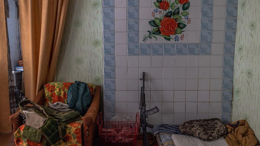 Un arma sobre la pared de una casa en la zona de Donbás.