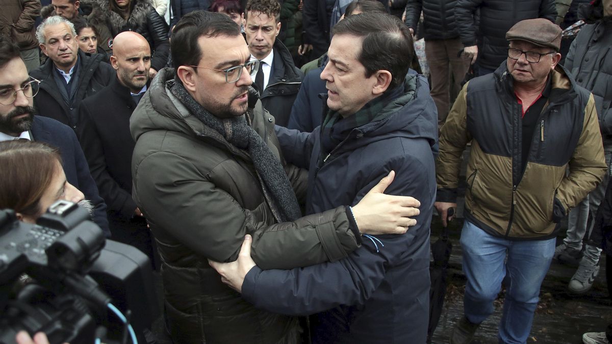 El presidente de la Junta de Castilla y León, Alfonso Fernández Mañueco, a la derecha, saluda al presidente del Principado de Asturias, Adrián Barbón, el pasado domingo en el funeral por Anilson Soares, celebrado en Caboalles de Abajo, en la comarca leonesa de Laciana.