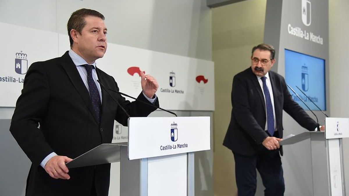 El presidente de Castilla-La Mancha, en primer plano, junto a consejero de Sanidad