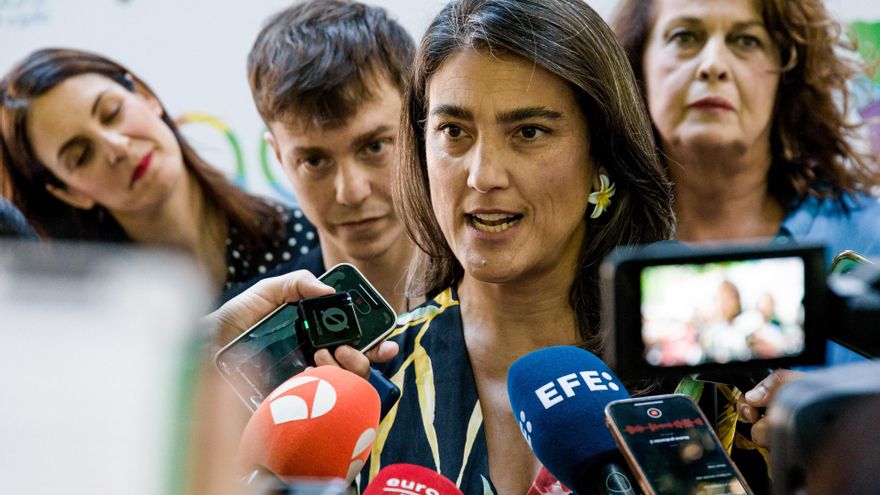 La portavoz de Más Madrid en la Asamblea, Manuela Bergerot, ofrece declaraciones a los medios durante la presentación de la programación oficial del Orgullo LGTBI+, a 25 de junio de 2025, en Madrid.