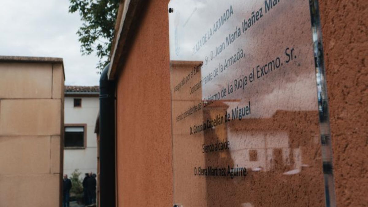 Placa de la Plaza de la Armada el día de la inauguración