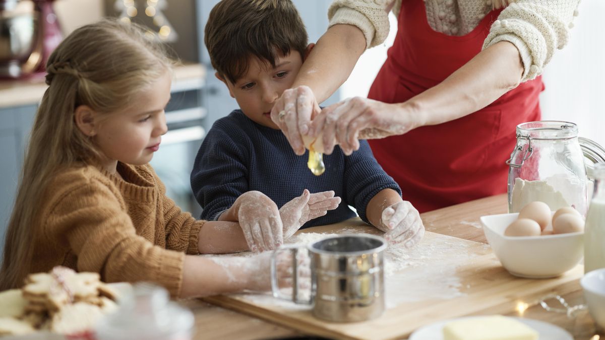 Cinco recetas sencillas y saludables para cocinar con niños en vacaciones