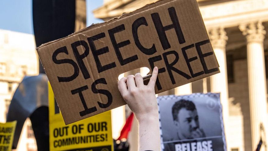 ¿Está en peligro la Primera Enmienda? Así amenaza Trump la libertad de prensa, de expresión y de protesta