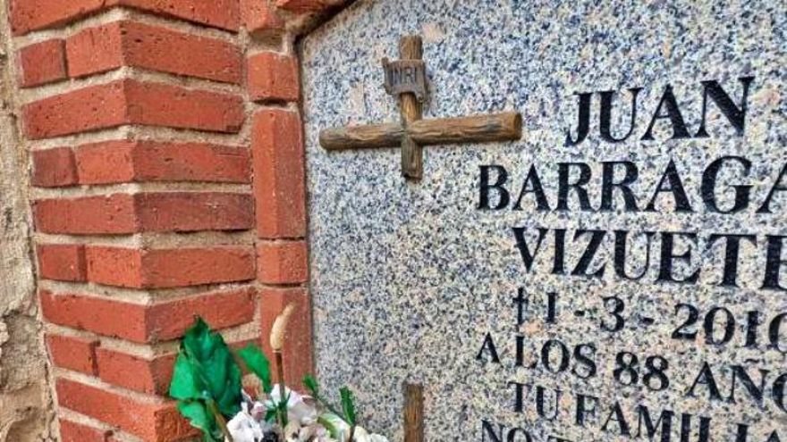 Los saqueos en tumbas de La Almudena obligan a cambiar sus crucifijos de bronce por adornos más baratos
