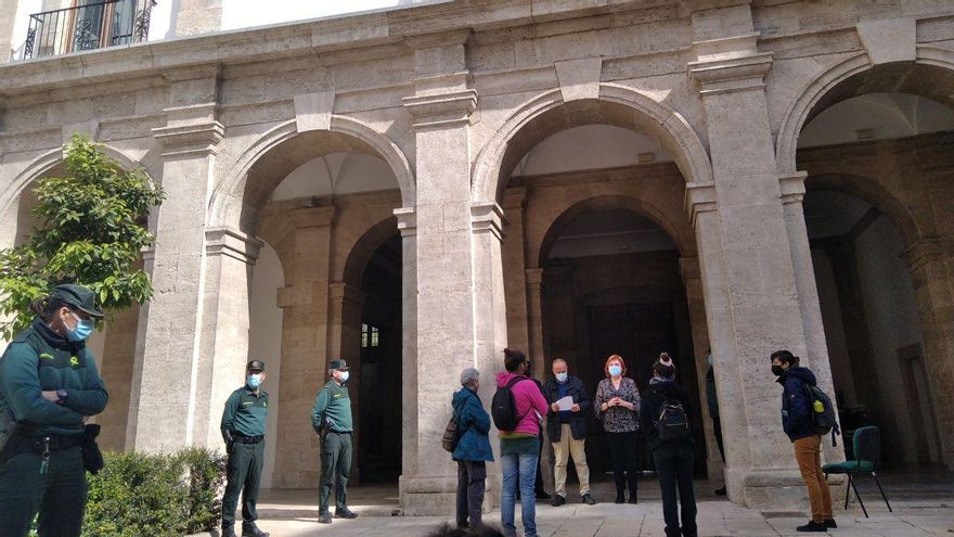 La delegada del Gobierno, Gloria Calero, se reúne con representantes de la Asamblea Feminista de València.