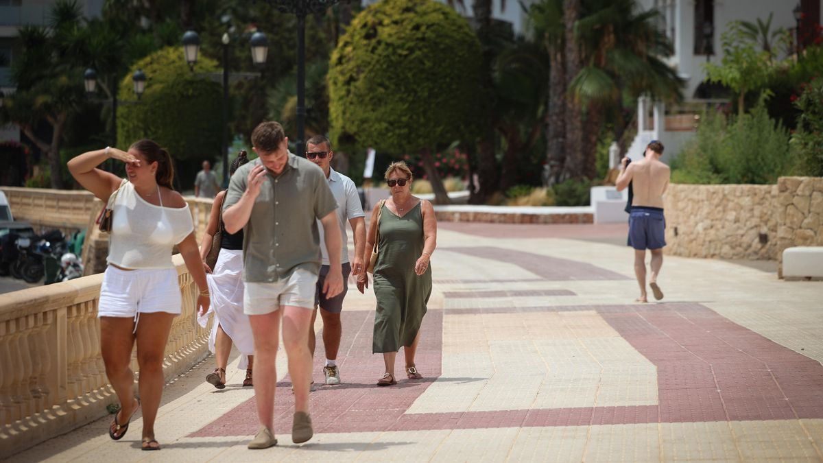 Turistas pasean por el entorno del puerto deportivo de Santa Eulària des Riu.