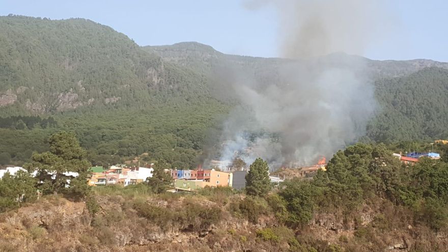 Los medios terrestres siguen trabajando en el incendio de Pinolere mientras se retiran los medios aéreos con la llegada de la noche
