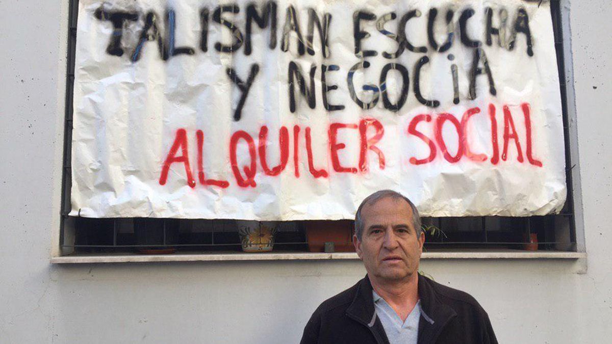 Anwar, junto a un cartel en contra del fondo propietario de su vivienda en el intento de desahucio de 2019.