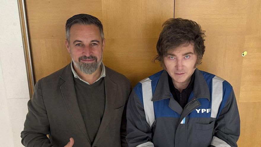 Milei visita a Abascal en Madrid vestido con un mono de YPF, la empresa que Argentina expropió a la española Repsol