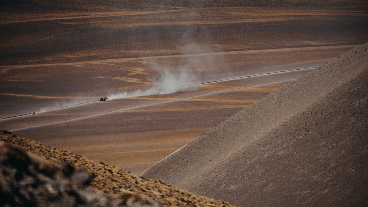 Trajinar de camiones y camionetas en el proyecto Vicuña.