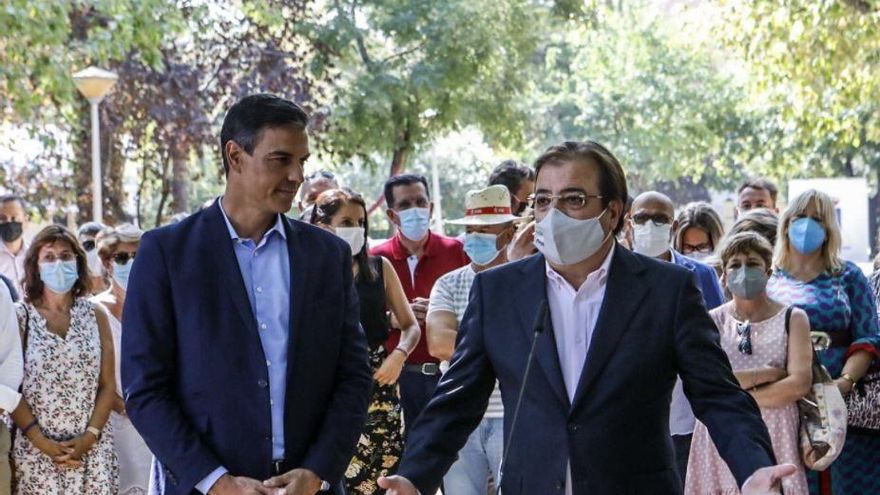 Archivo - El presidente del Gobierno, Pedro Sánchez, y el presidente de la Junta, Guillermo Fernández Vara, en una foto de archivo
