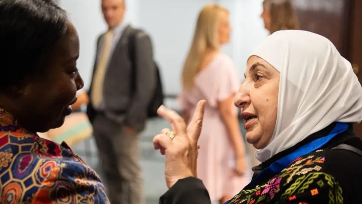 Dos de las mujeres participantes en el simposio internacional en el CIHEAM