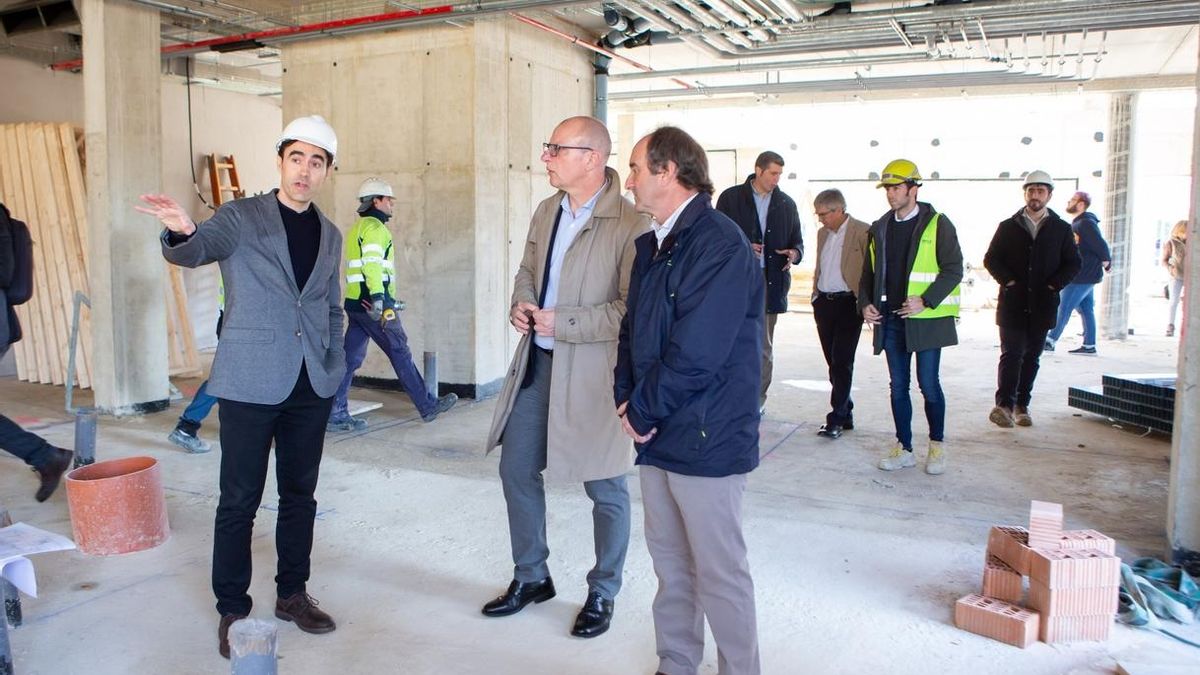 Gimeno visita las obras del nuevo colegio de Mutilva, que se prevé finalicen antes del 25 de julio