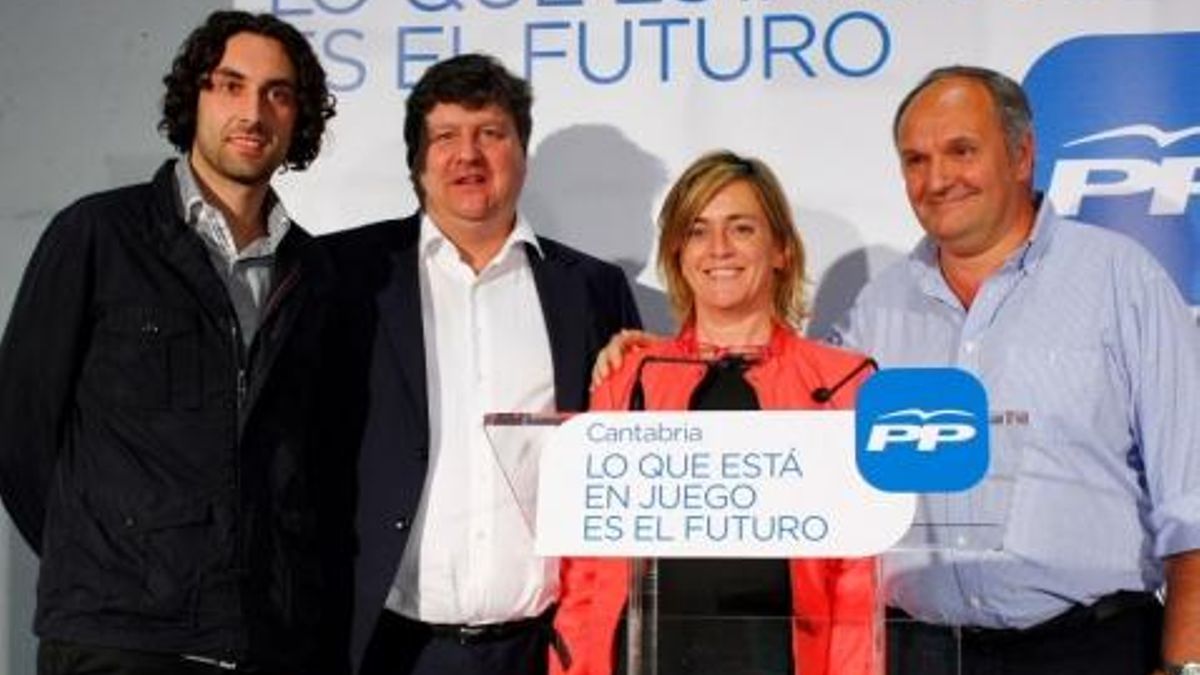Gastón Gómez, segundo por la izquierda, en un acto de campaña en las pasadas elecciones autonómicas. | PP