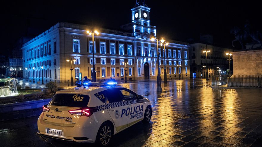 Un coche de la Policía Local vigila la Puerta del Sol. EFE/Rodrigo Jiménez/Archivo