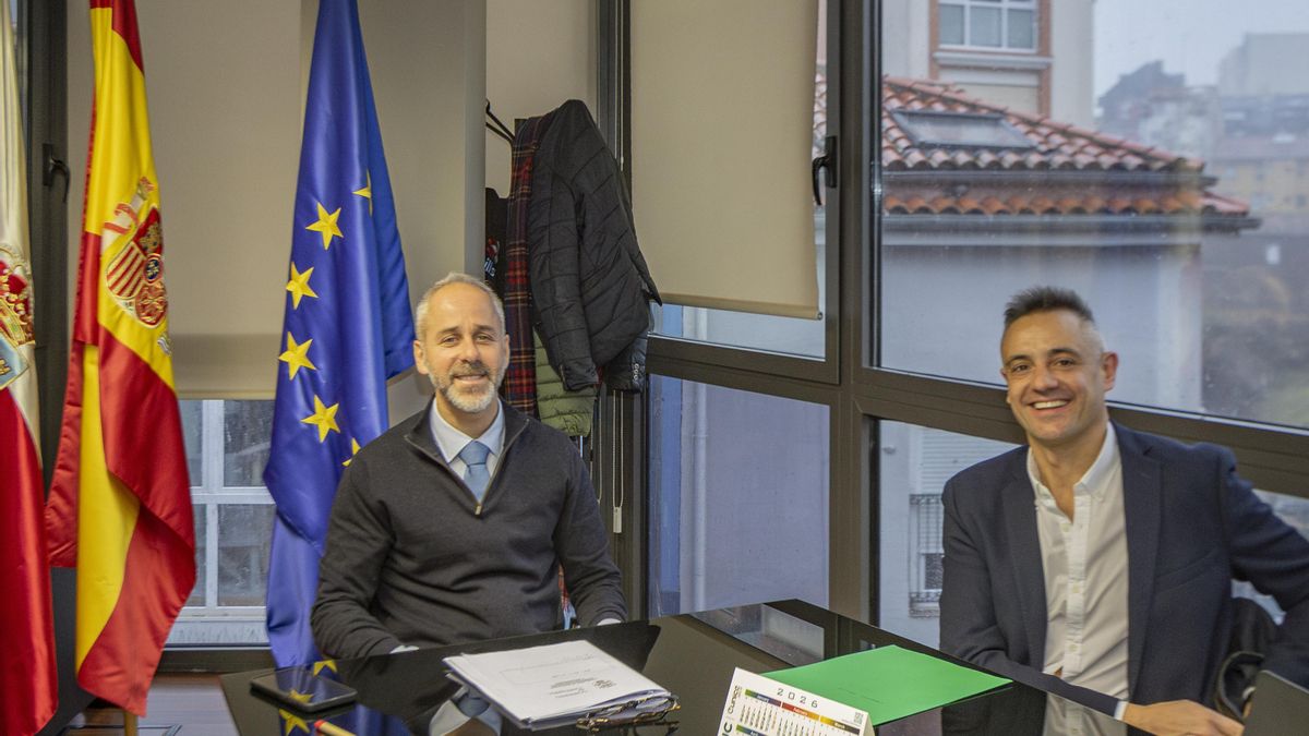 El alcalde solicita a la Consejería de Educación cubrir la pista exterior del colegio de San Pedro del Romeral al que asisten 14 alumnos