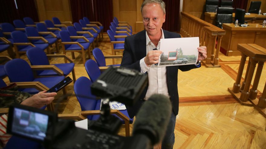 El portavoz socialista de la Diputación de Ourense, Rafael Rodríguez Villarino, muestra una foto donde se percibe al Presidente de la Diputación, José Manuel Baltar