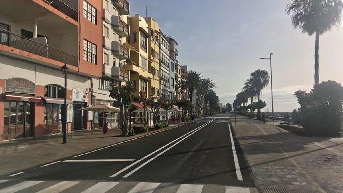 En la imagen de archivo del primer tramo  remodelado de la Avenida Marítima  de Santa Cruz de La Palma.