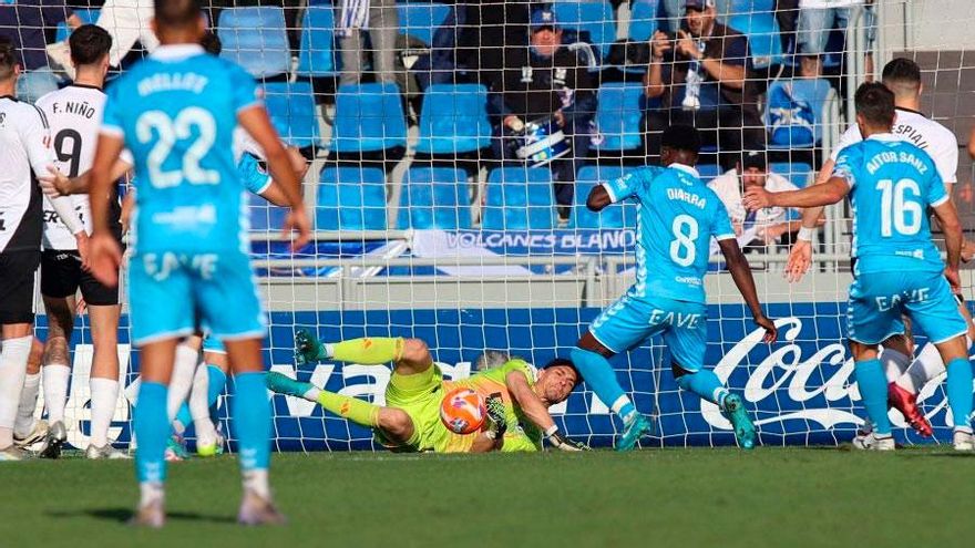 El VAR evita la victoria del Tenerife con una decisión cuestionada