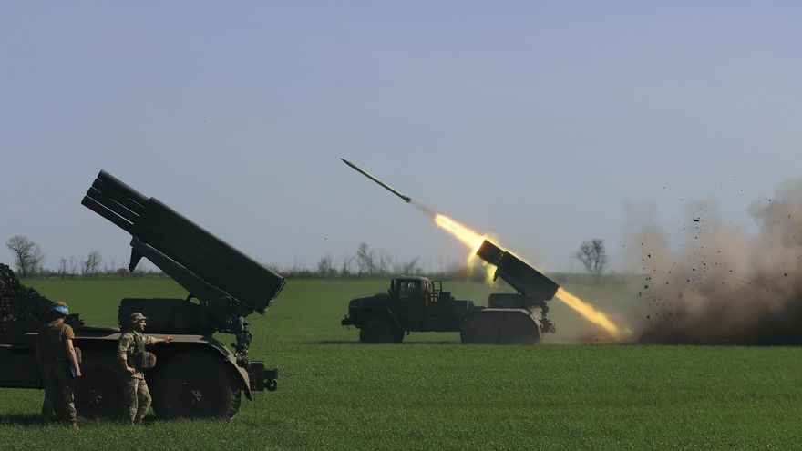Un cohete es disparado desde posiciones ucranianas cerca de la ciudad de Popasna, no lejos de Lugansk, Ucrania. EFE/EPA/STR