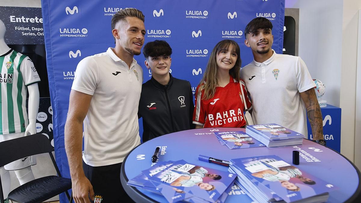 Isma Ruiz y Kevin Medina firman autógrafos a los aficionados del Córdoba CF