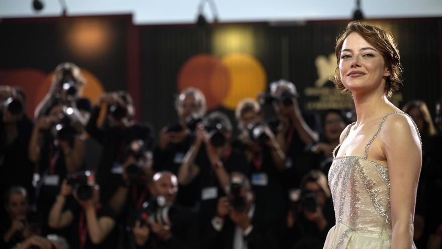 Emma Stone, todo brillo en la alfombra roja de Venecia