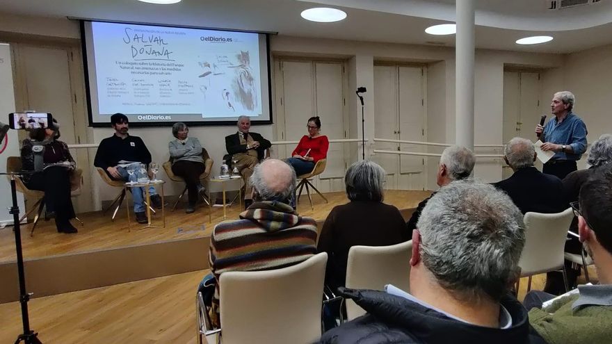 Uno de los asistentes interviene durante el acto de presentación de la revista