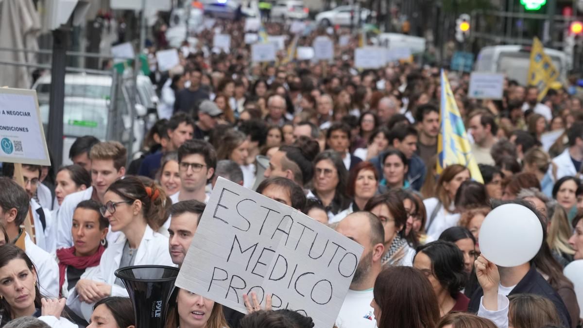 La movilización en la calle más allá de la vivienda: las protestas de médicos y docentes también marcan la campaña