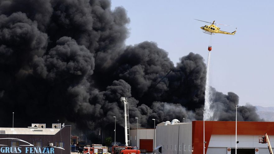 Controlado el fuego en el polígono industrial de Fortuna (Murcia), con 18.000 m2 incendiados