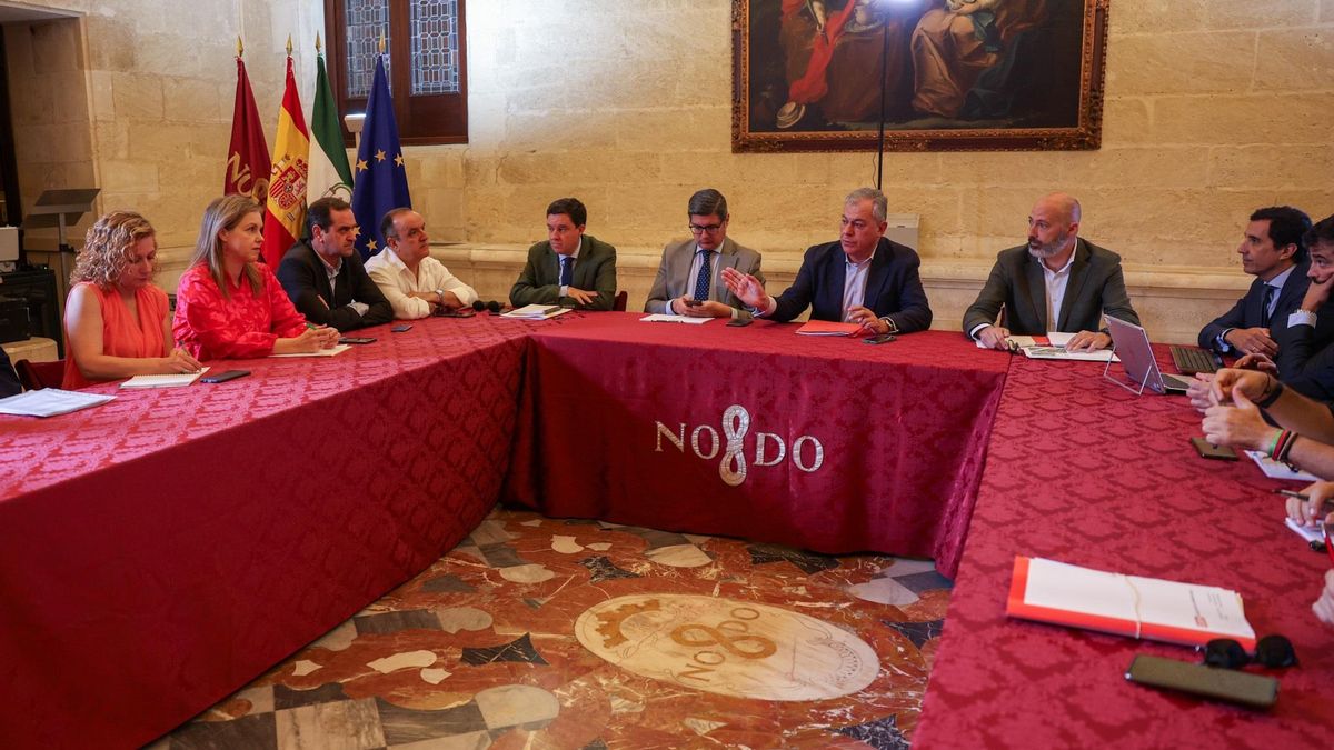 Reunión del Gobierno local con agentes sociales y grupos municipales para abordar el proyecto urbanístico del Canal de la Expo.