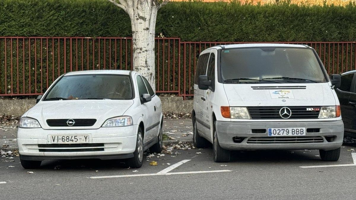 Un coche con una de las últimas matrículas del sistema provincial (en Álava se llegó a la VI - 8538 - Y) y uno con una de las primeras del nacional, fotografiados juntos recientemente en Vitoria