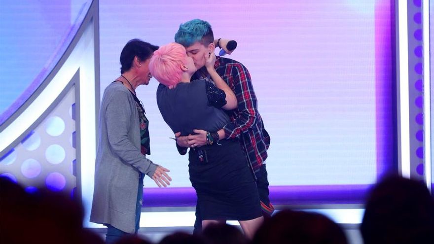 Marina y su novio Bast en el plató de OT 2017