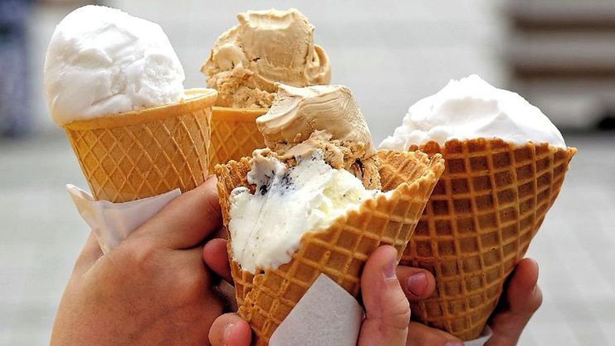 Un grupo de personas se toman una fotografía con sus helados.