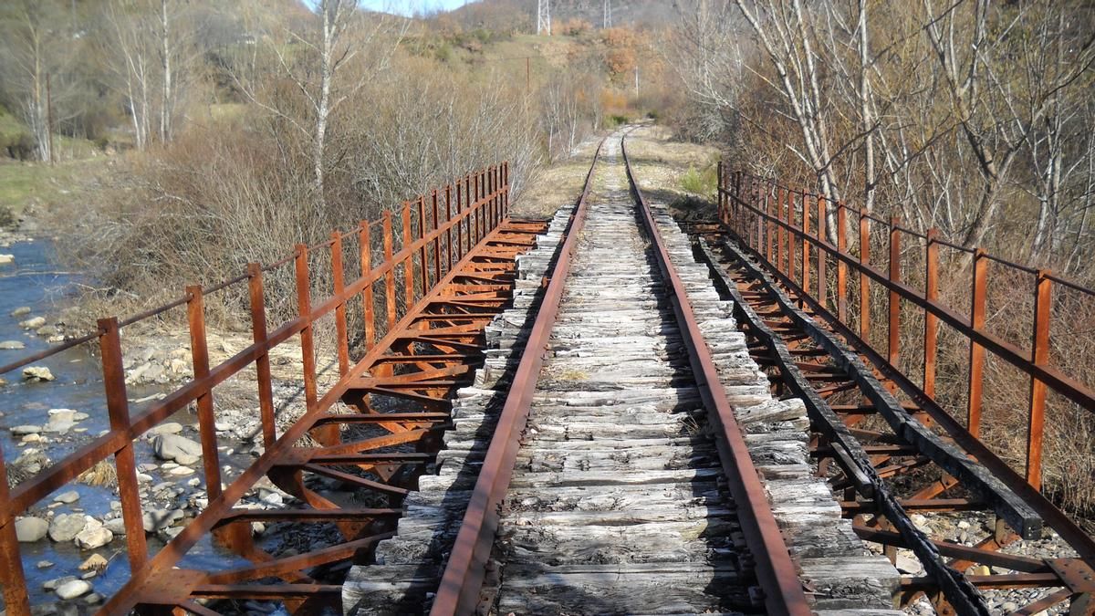 Fotografía del puente de Arias, entre Villaseca de Laciana y Rioscuro, que forma parte del libro de David Zamorano 'Puentes y pasos sobre el río Sil'. 