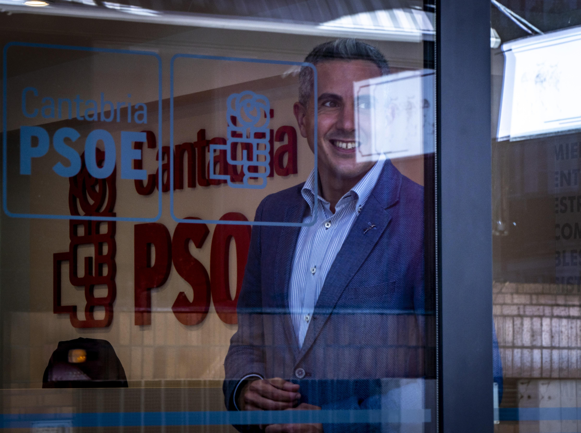 Pablo Zuloaga posa en la sede del PSOE de Cantabria.
