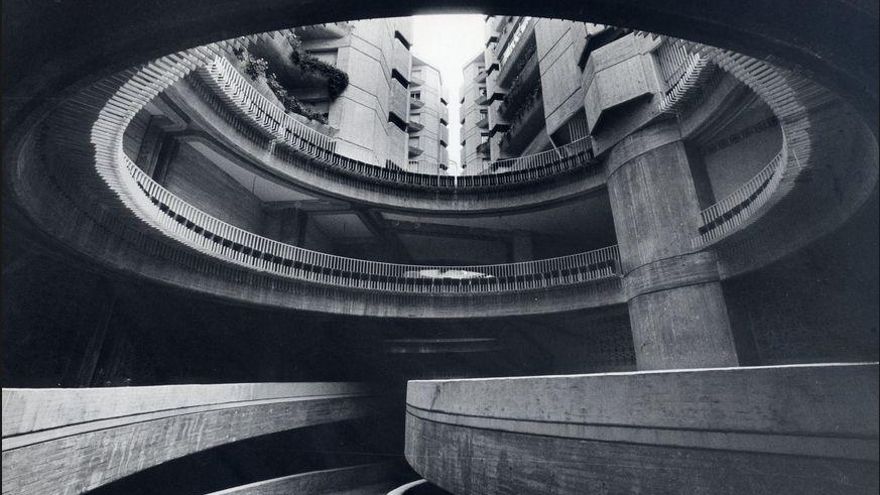 Vista interior de garaje y fachadas