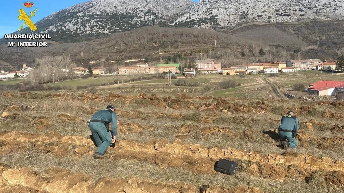 Dos agentes de la Guardia Civil que participaron en la investigación de los daños del Castro de la Loma.