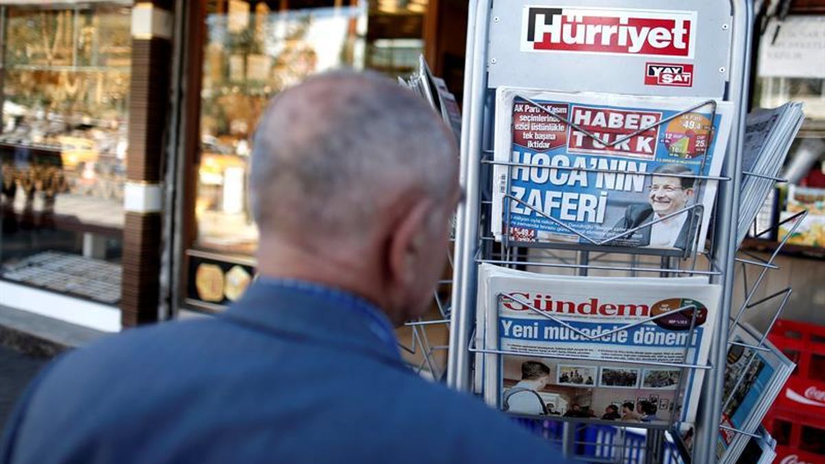 Un ciudadano lee las portadas de varios periódicos en un kiosco de Estambul. EFE/Archivo