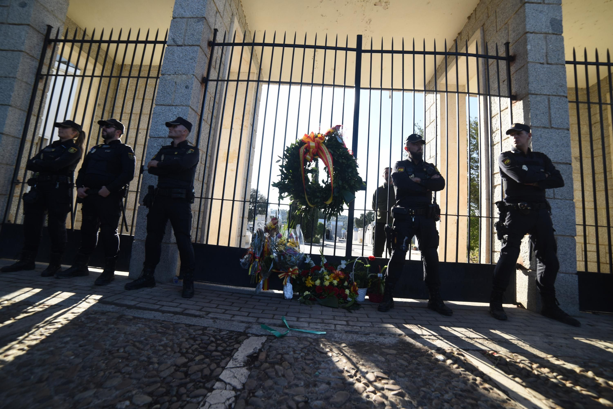 La policía custodia la entrada del cementerio de Mingorrubio tras el segundo entierro de Franco.