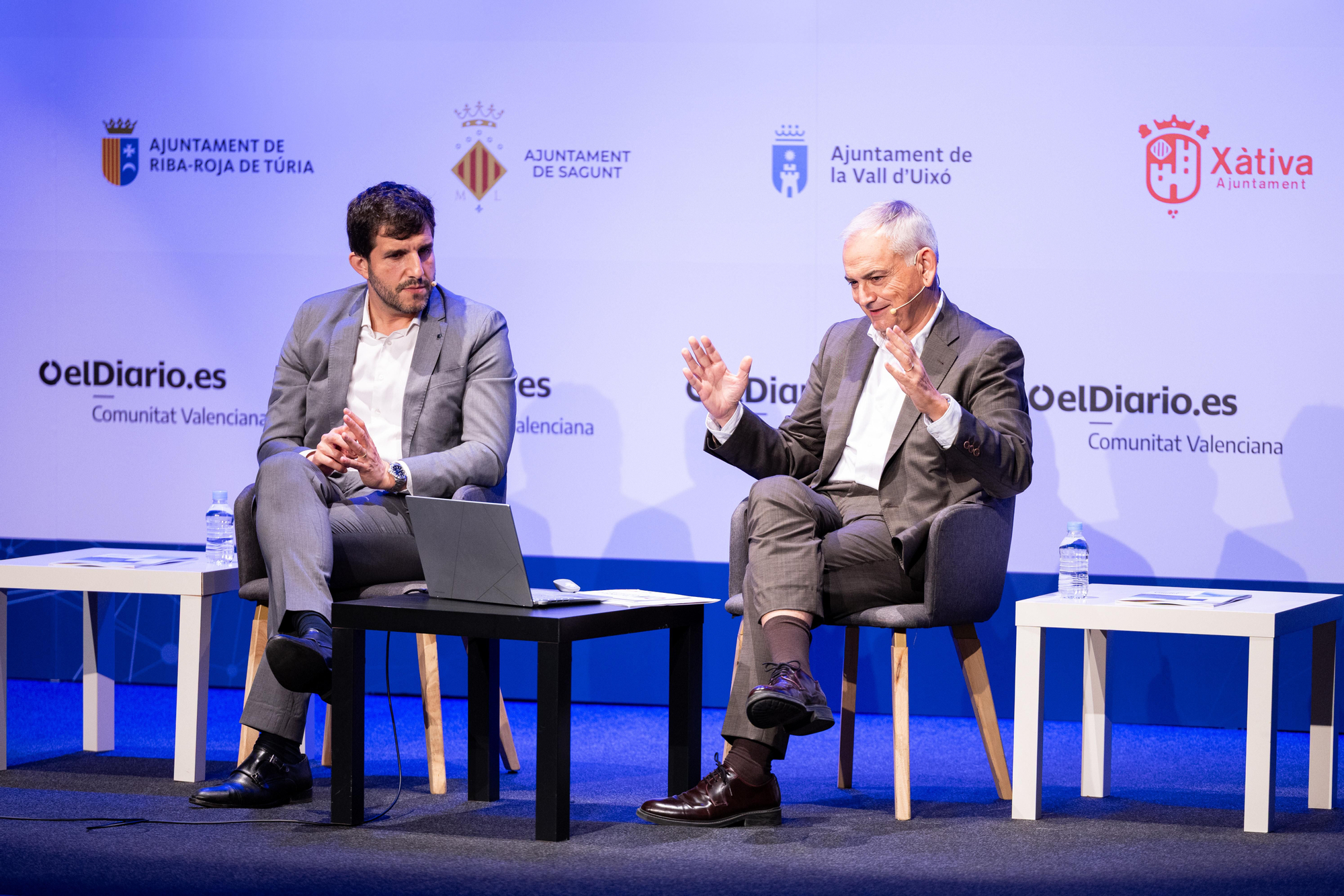 El director de elDiario.es en la Comunitat Valenciana, Sergi Pitarch, dialoga con el Comisionado del Gobierno para el Corredor Mediterráneo, Josep Vicent Boira, en el II Foro Municipalista Corredor Mediterráneo celebrado en Villena.