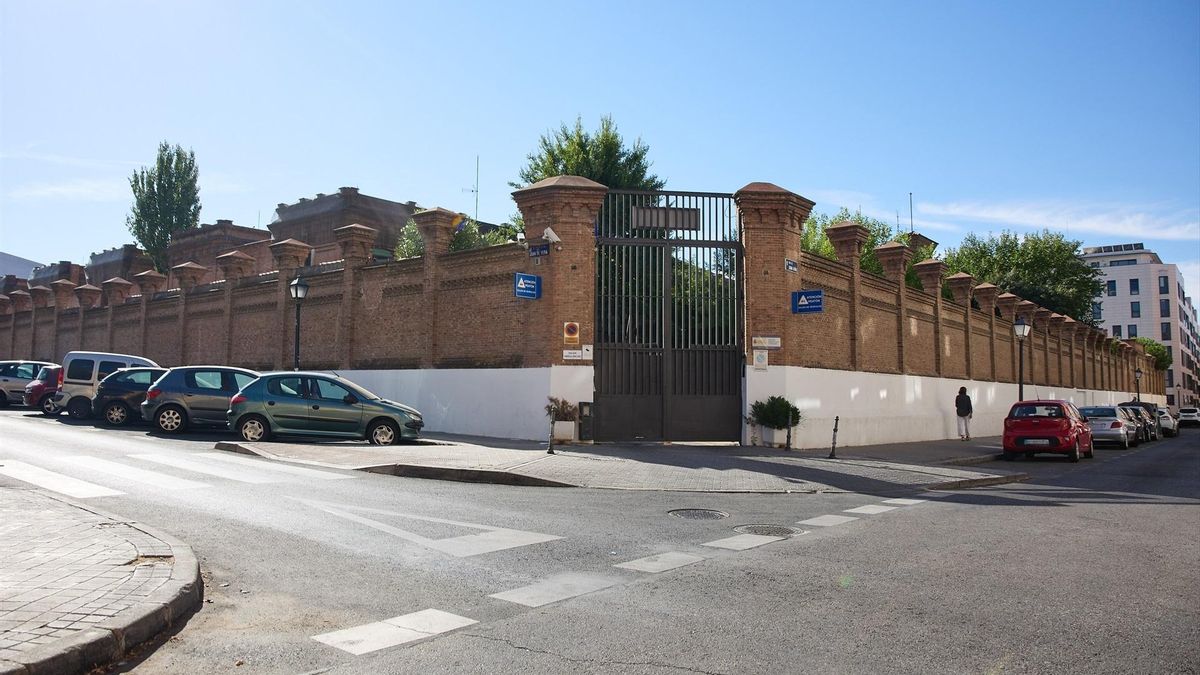 Puerta de entrada del Centro de Inserción Social de Victoria Kent, a 2 de septiembre de 2022, en Madrid