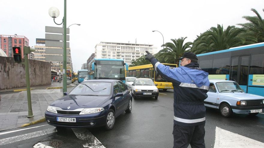 Un agente de la Policía Local de Las Palmas de Gran Canaria, en una fotografía de archivo.