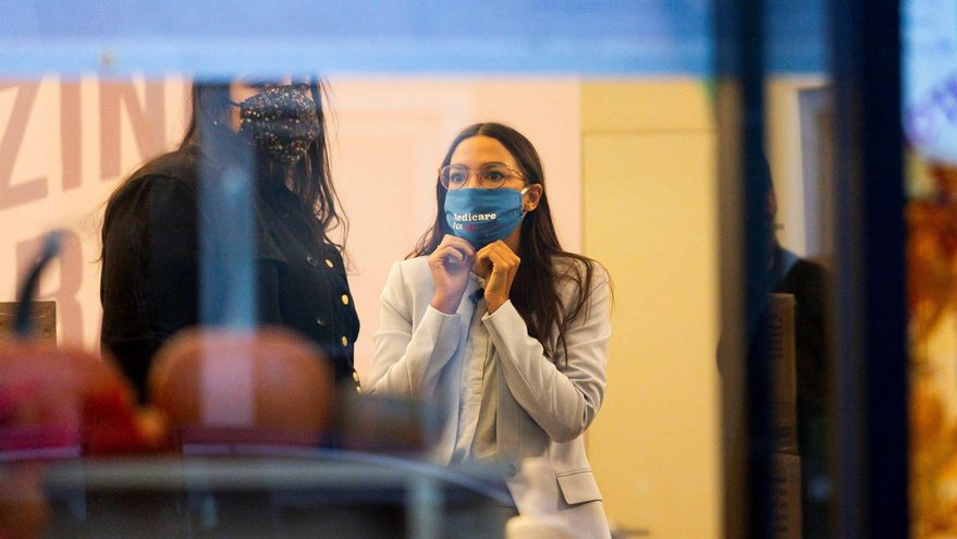 En la imagen, la congresista demócrata Alexandrias Ocasio-Cortez de Nueva York (c) es vista en su oficina de campaña en el Bronx, Nueva York, EE. UU., el 3 de noviembre de 2020. EFE/EPA/JUSTIN LANE