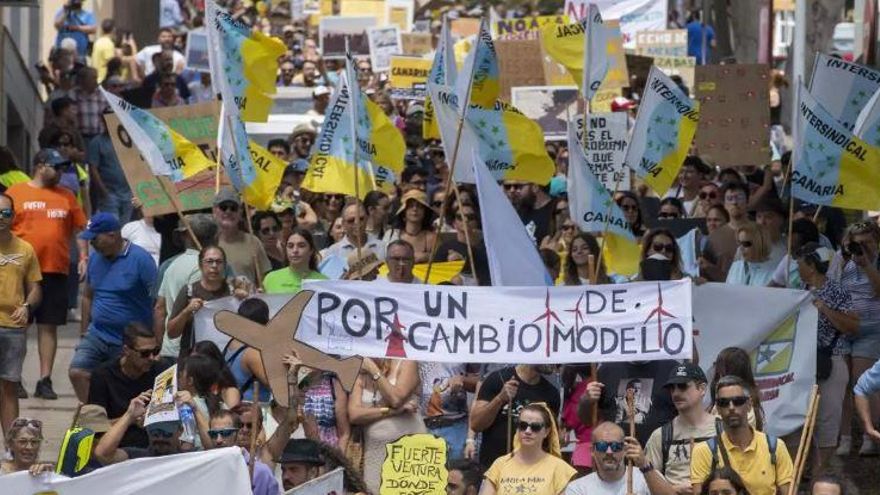 Canarias tumba medidas para el impacto del turismo masivo con las que Baleares equilibra la balanza entre visitantes y residentes