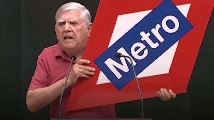 Un concejal exige el Metro a Orcasitas exhibiendo una placa y el Ayuntamiento responde que está "en estudio"