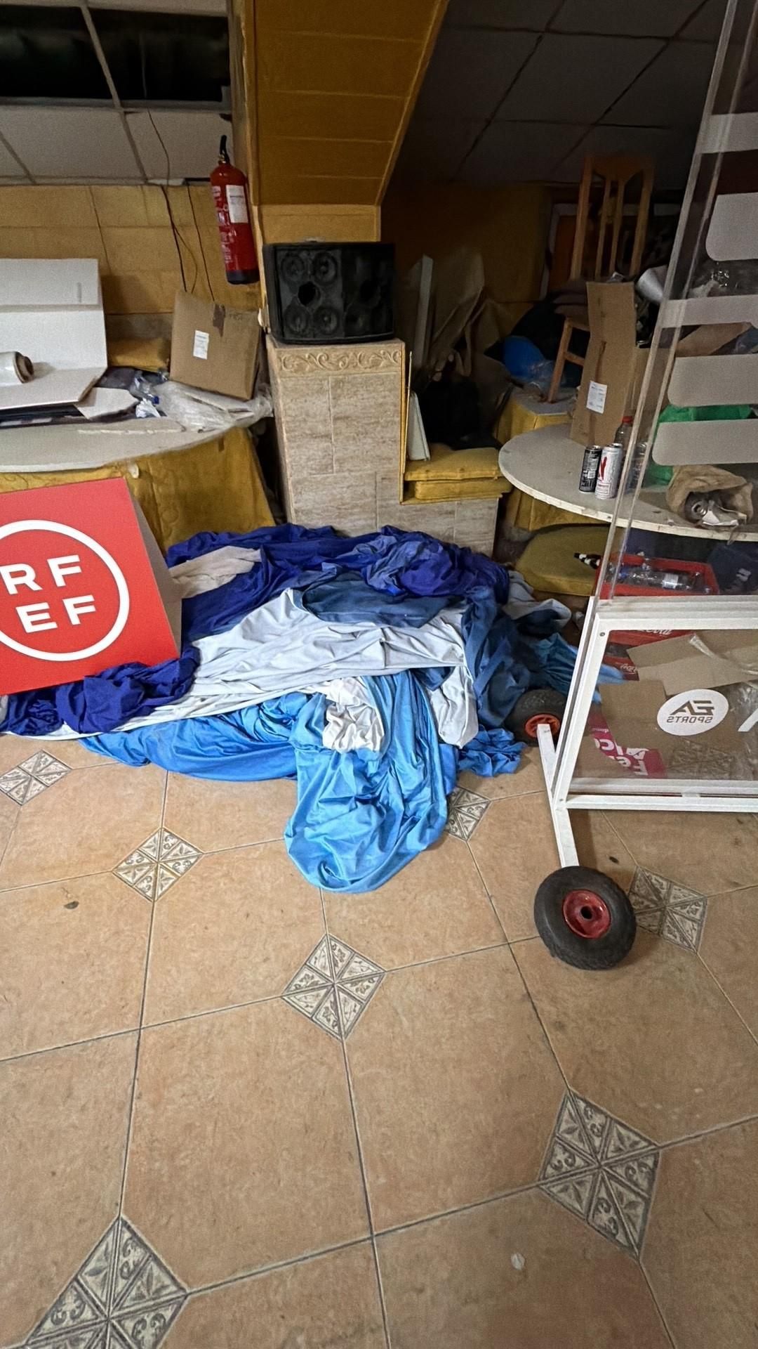 Desde la Comunidad de Madrid alertan de que el club no ha entregado un sistema de previsión de incendios a la vez que amontona enseres y basura en zonas como el bar.